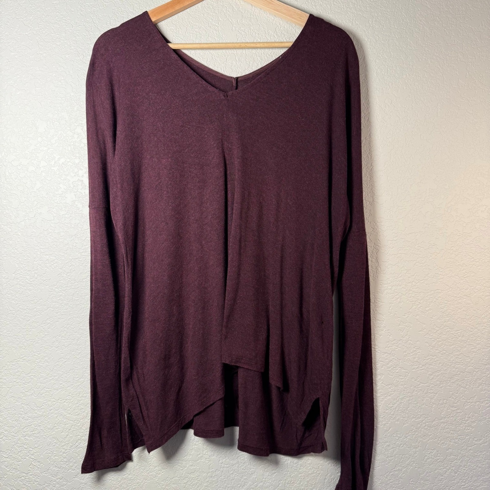 Vince Women's Long Sleeve Top V Neck Asymmetrical Hem Burgundy Size S *Flaws*